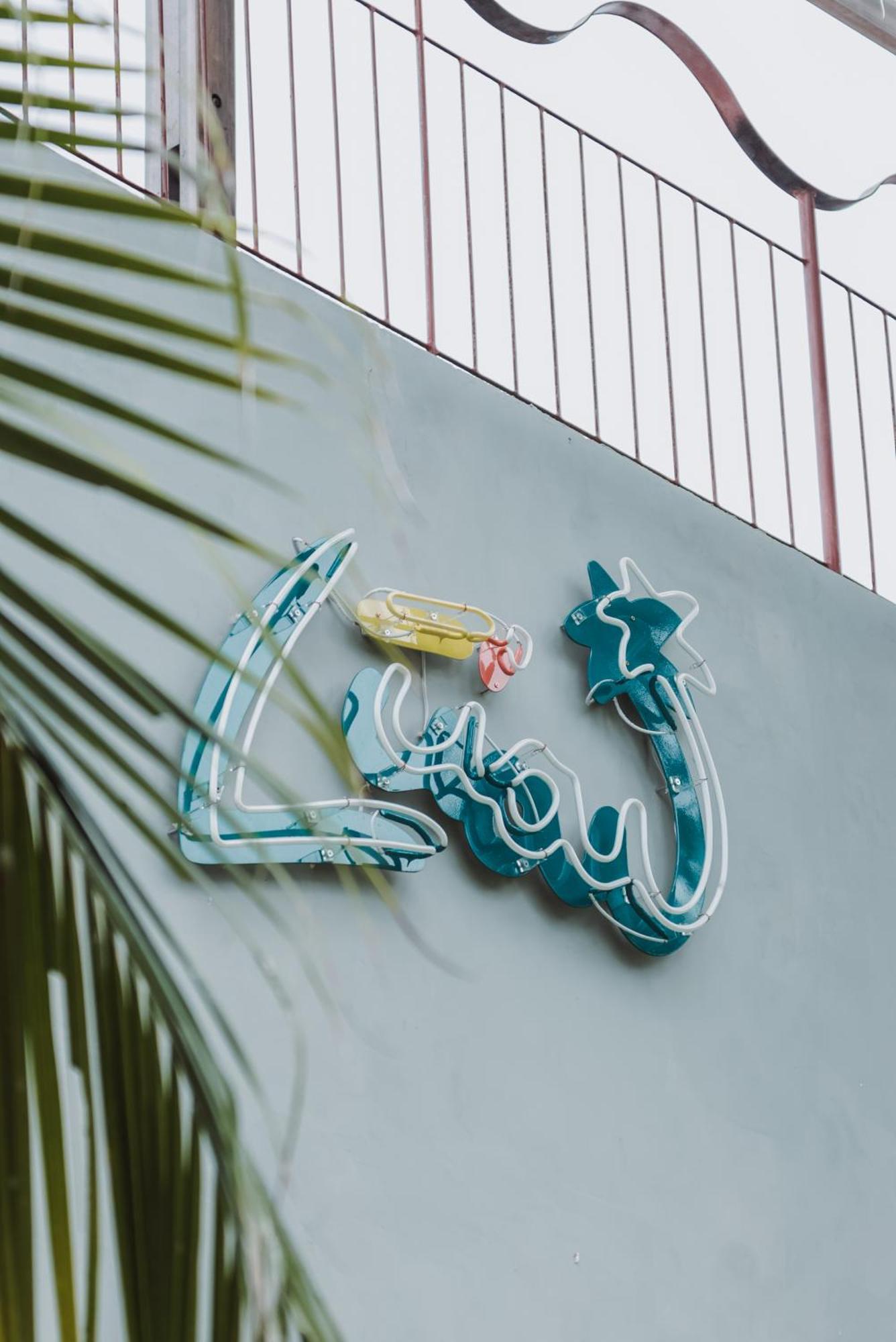 Luau Hotel グアジル エクステリア 写真